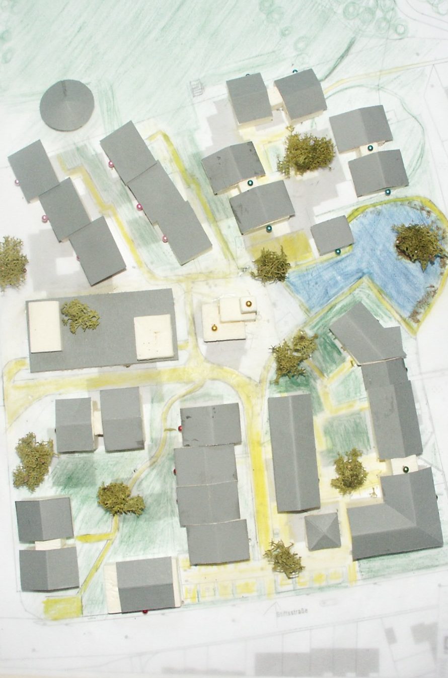 Siedlungsmodell; Quelle: Astrid Anders Farbige Übersichtskarte eines Gebietes mit Gebäuden, Wegen und Wasserflächen.